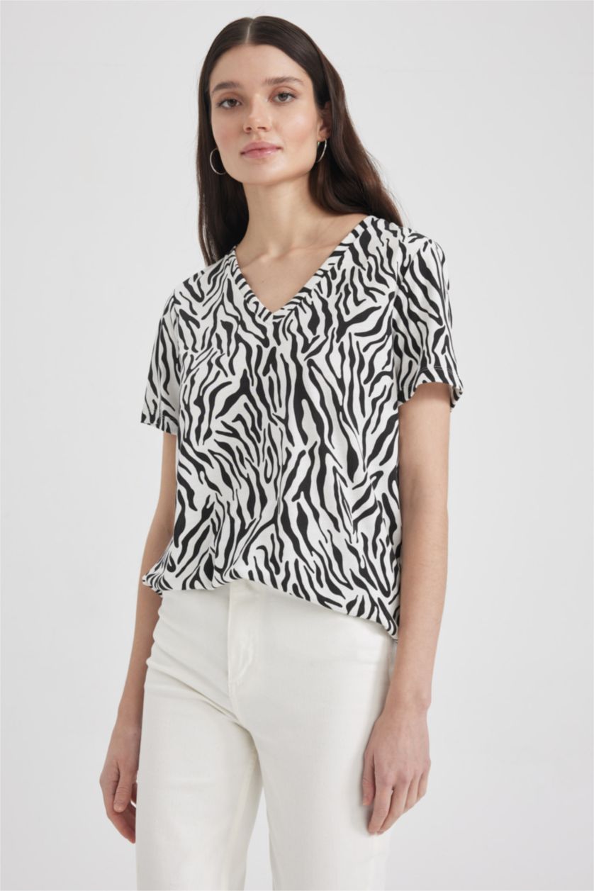 حريمي بيج فاتح تي شيرت زيبرا نص كم بقصة عادية برقبة V