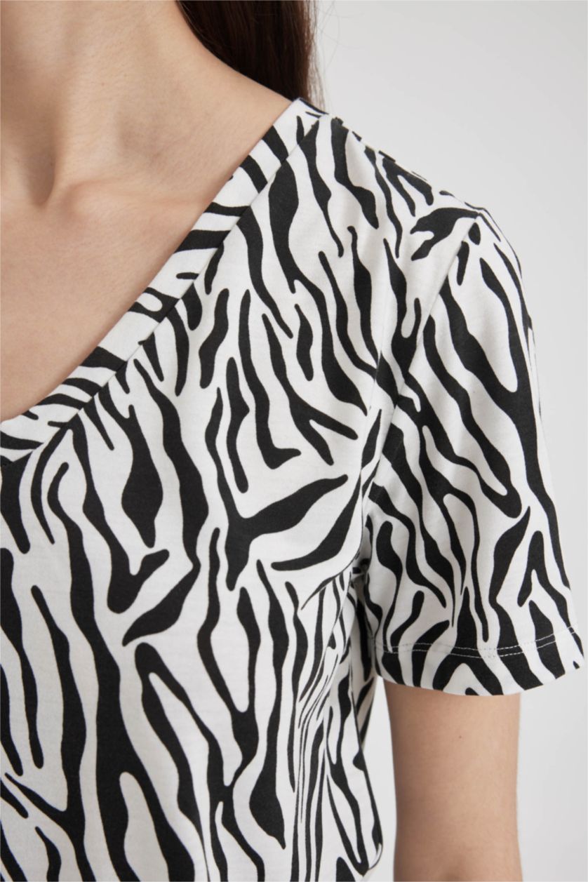 حريمي بيج فاتح تي شيرت زيبرا نص كم بقصة عادية برقبة V