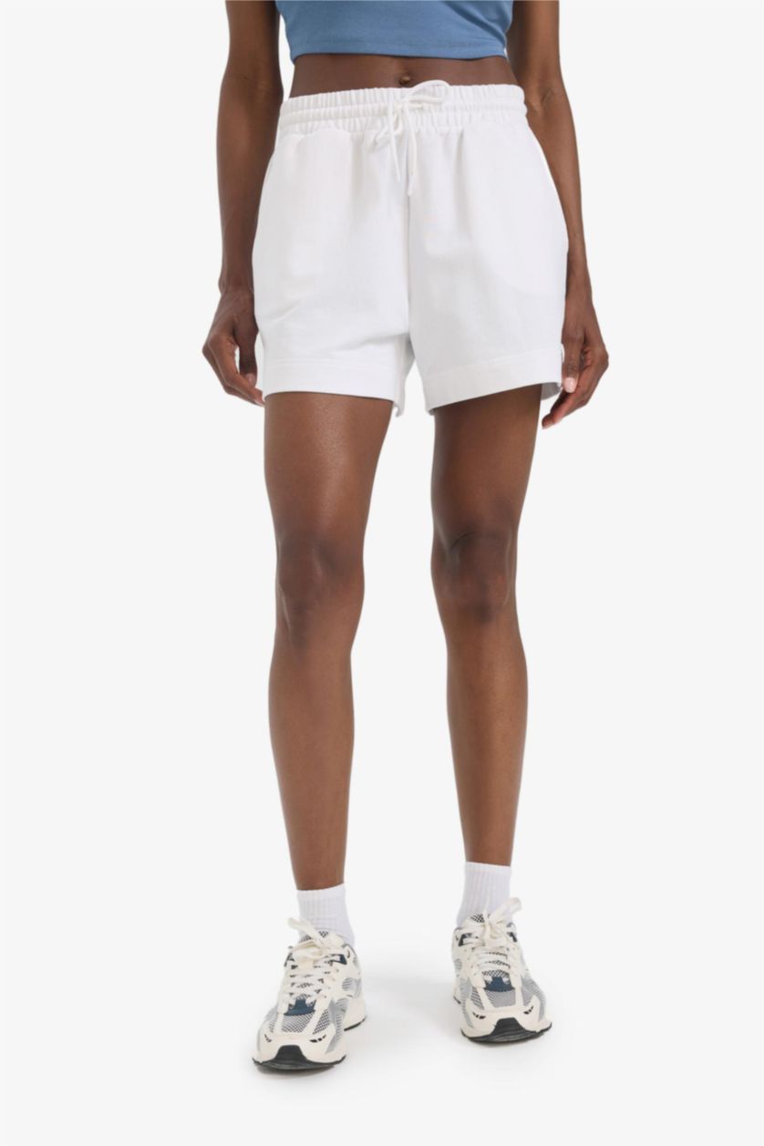 Kadın Beyaz Standart Fit Sporcu Kısa Paça Basic Düz Şort