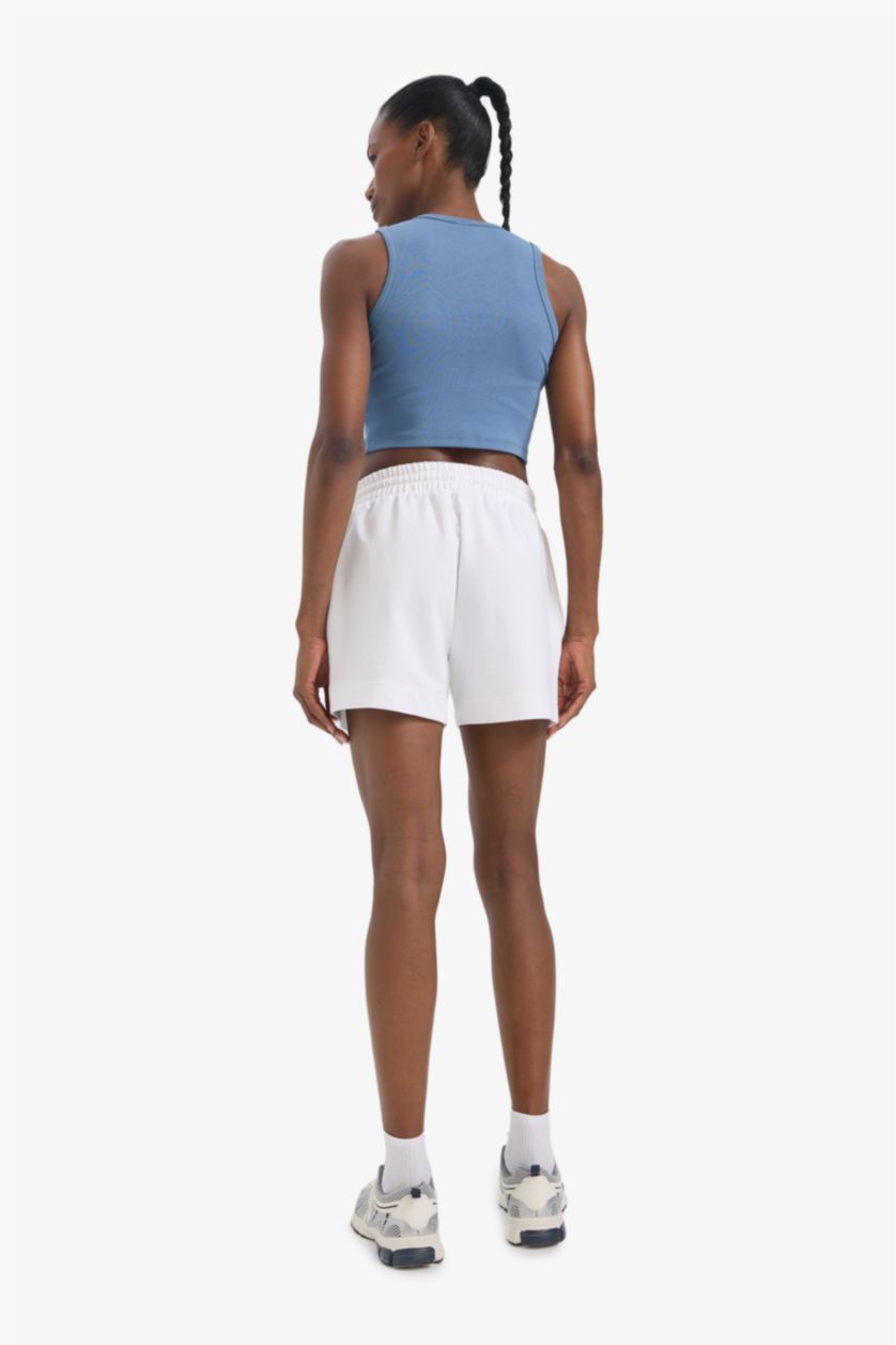 Kadın Beyaz Standart Fit Sporcu Kısa Paça Basic Düz Şort