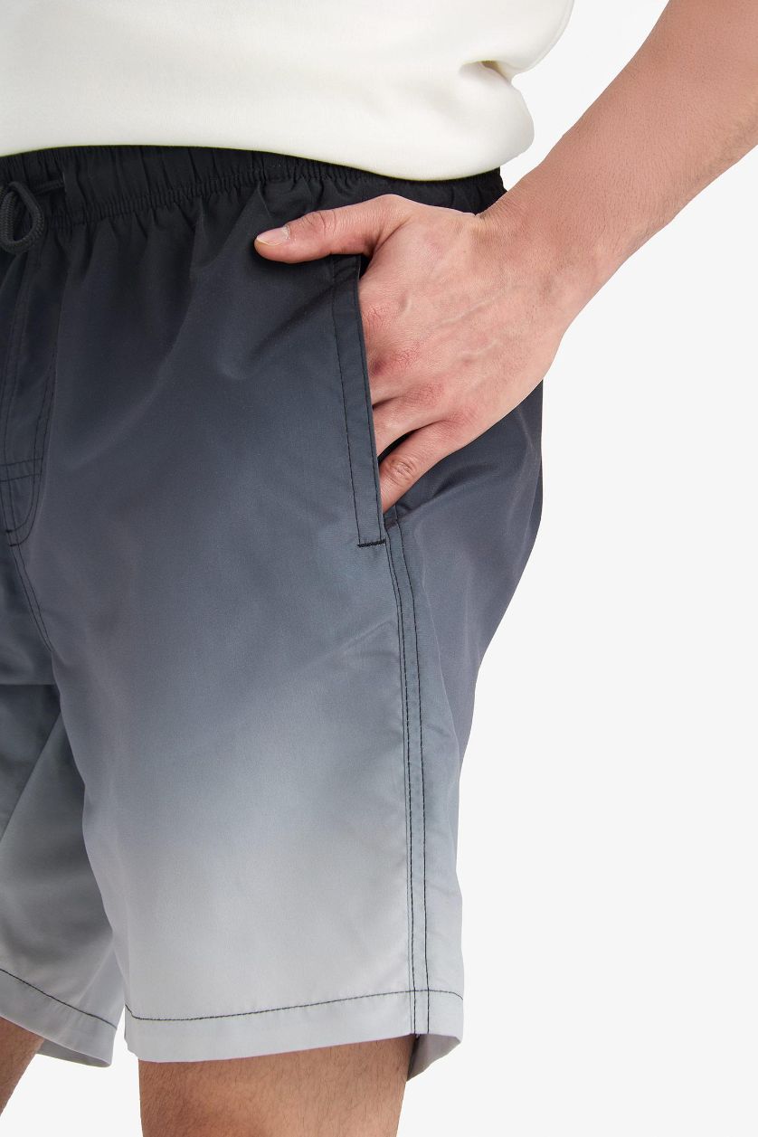 Erkek Siyah Regular Fıt Degrade Baskılı File Astarlı Diz Üstü Deniz Şortu