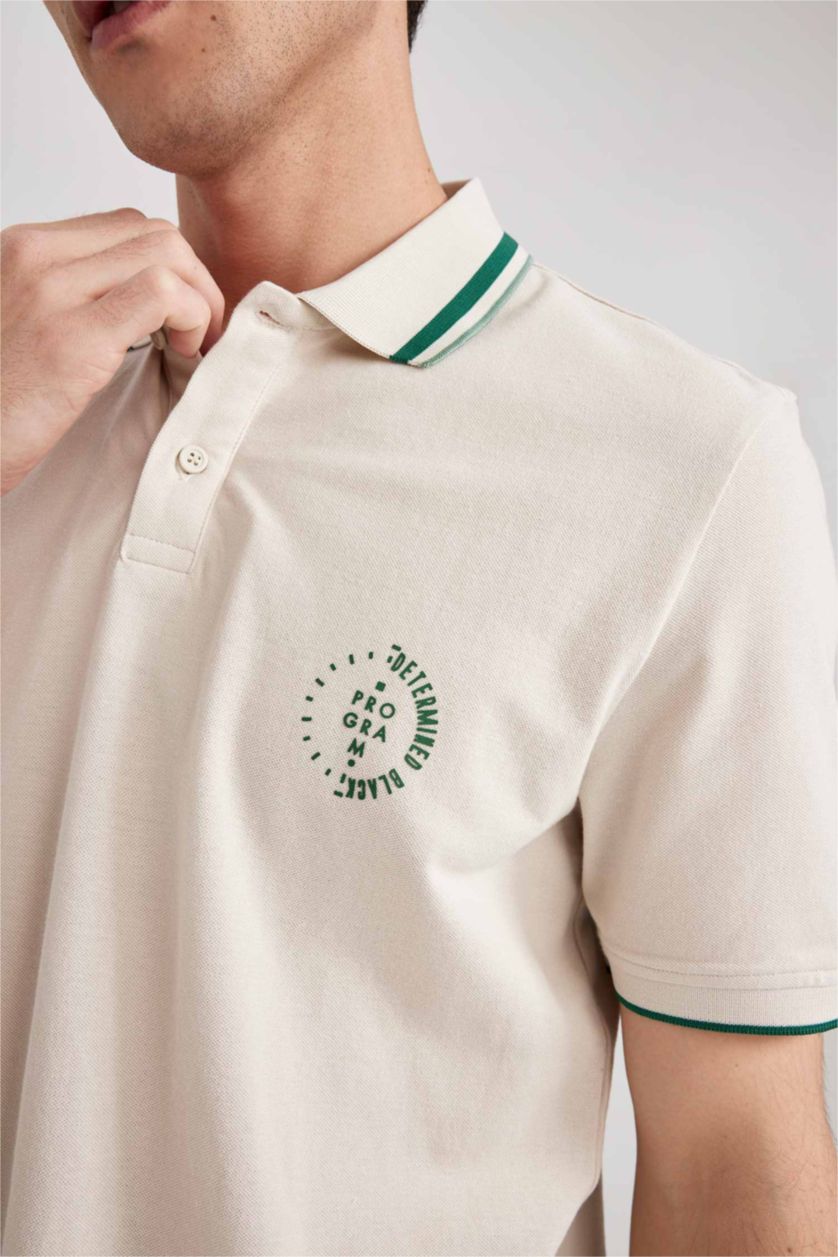 رجال اللون الرملي تي شيرت بولو مطبوع قصة عادية