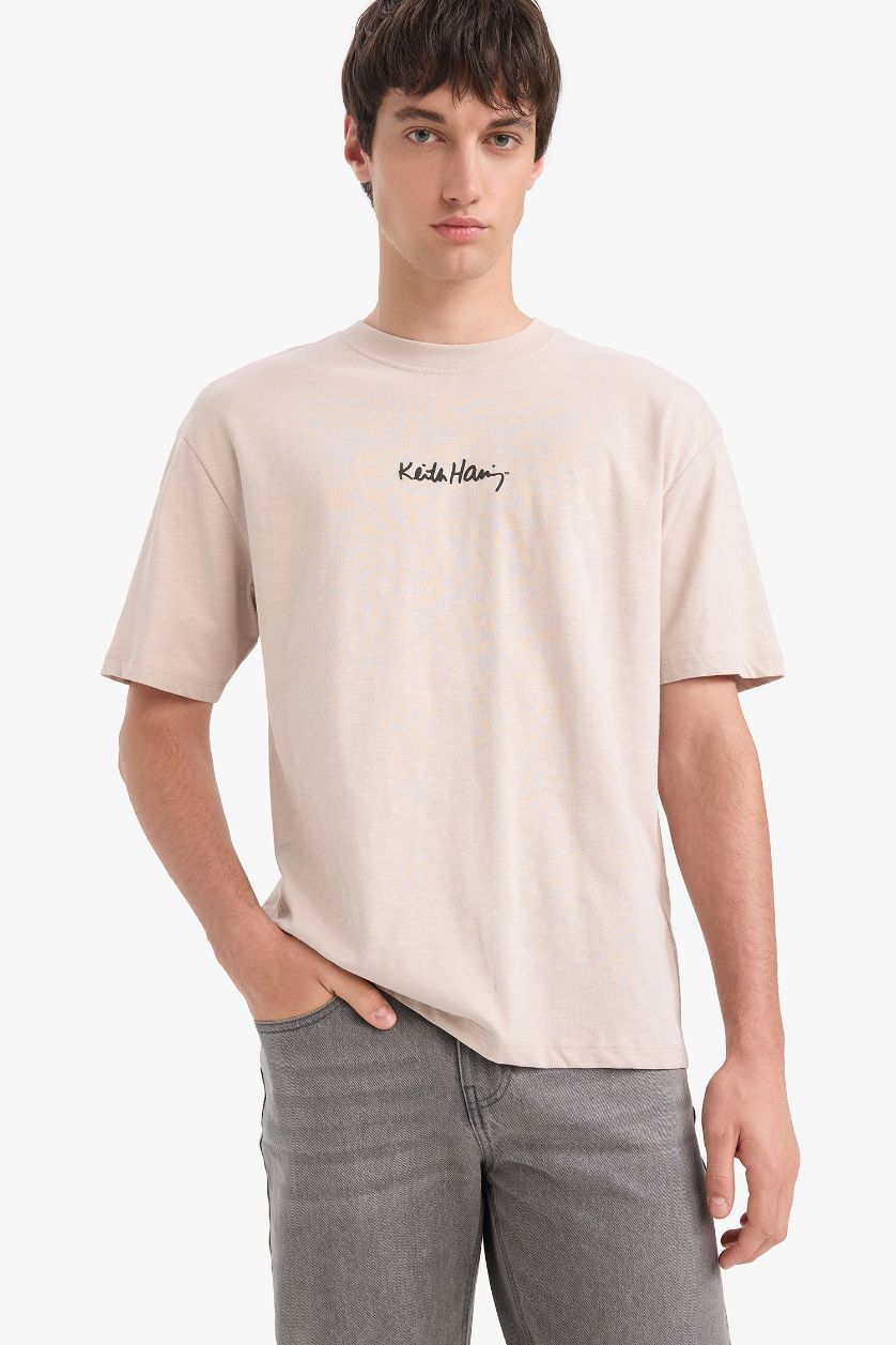 Erkek Kum %100 Pamuk Keith Haring Comfort Regular Fit Rahat Kalıp Bisiklet Yaka Sırt Baskılı Kısa Kollu Tişört
