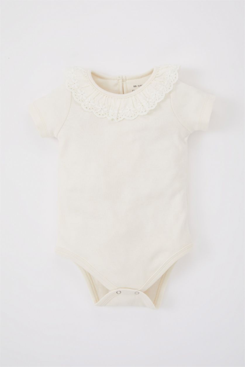 طفلة صغيرة بيج فاتح بودي سوت نص كم بياقة بالدانتيل