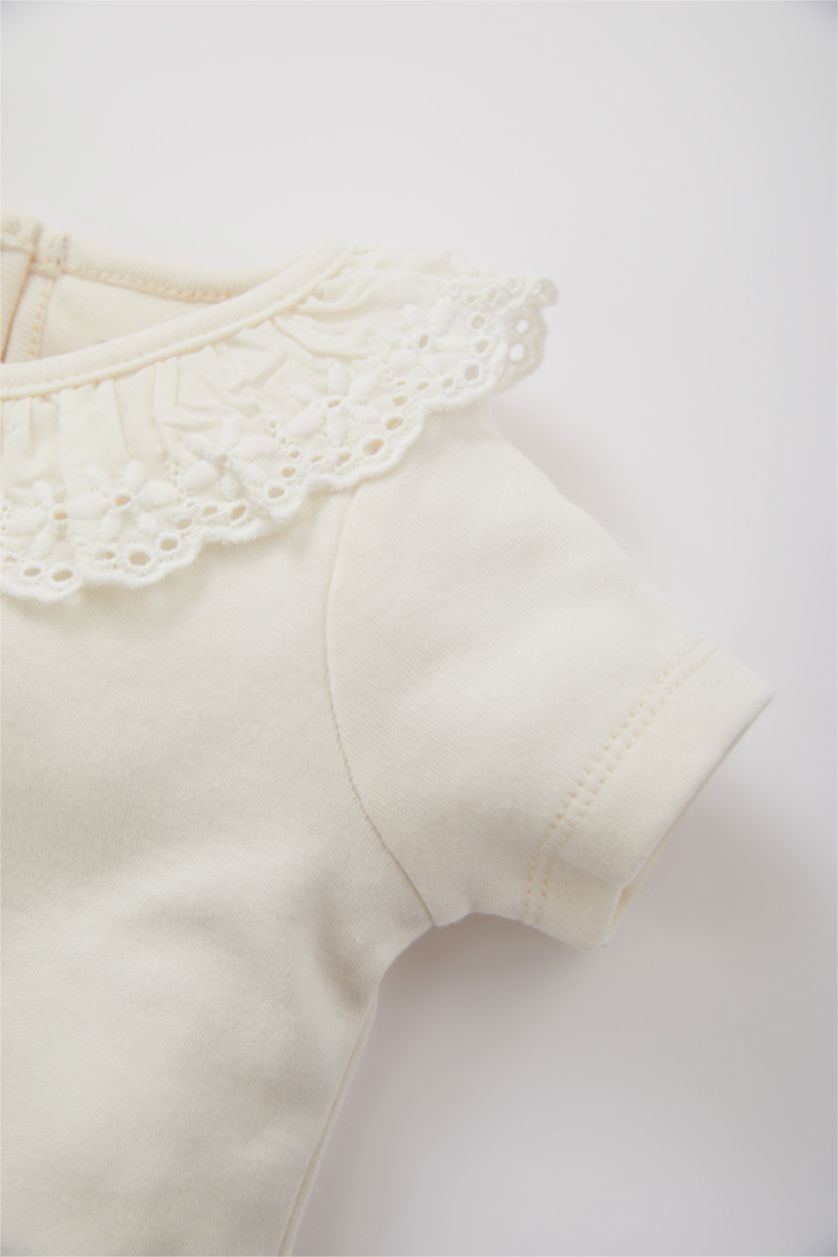 طفلة صغيرة بيج فاتح بودي سوت نص كم بياقة بالدانتيل