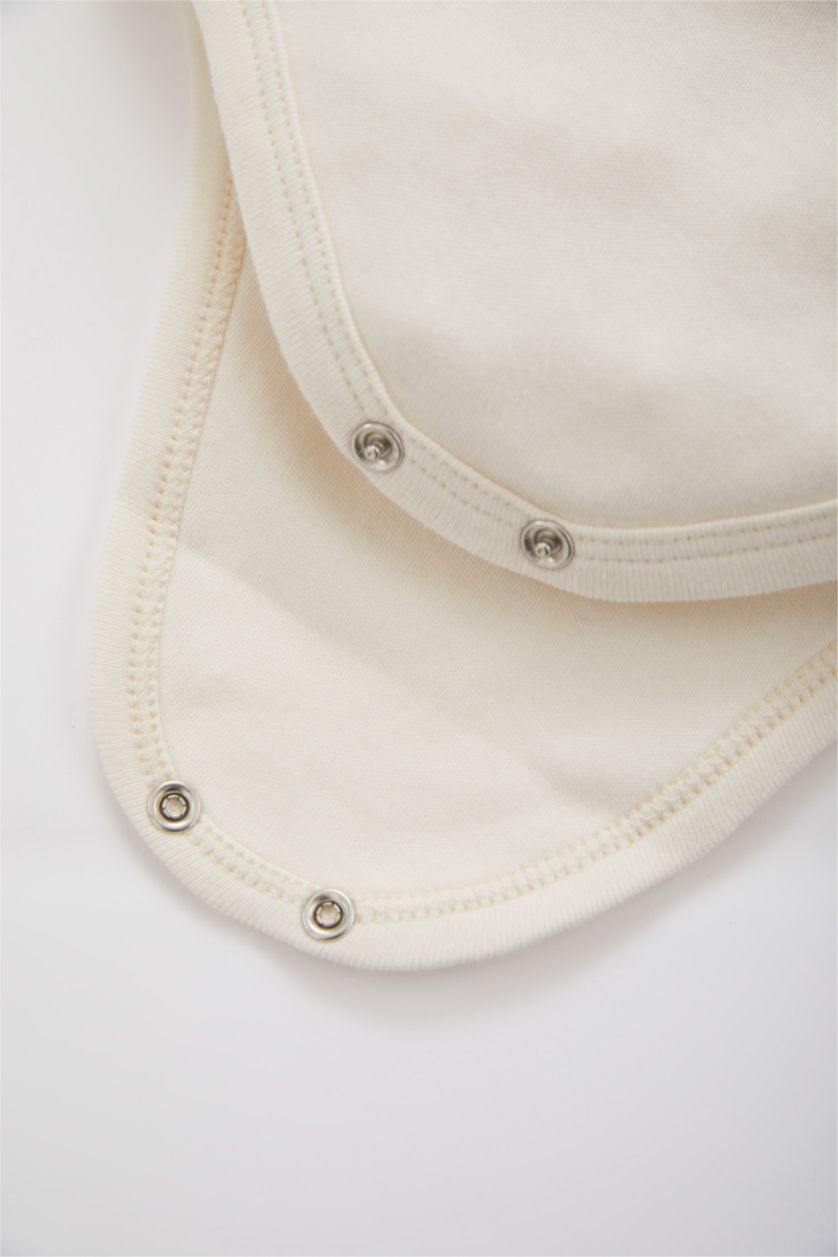 طفلة صغيرة بيج فاتح بودي سوت نص كم بياقة بالدانتيل