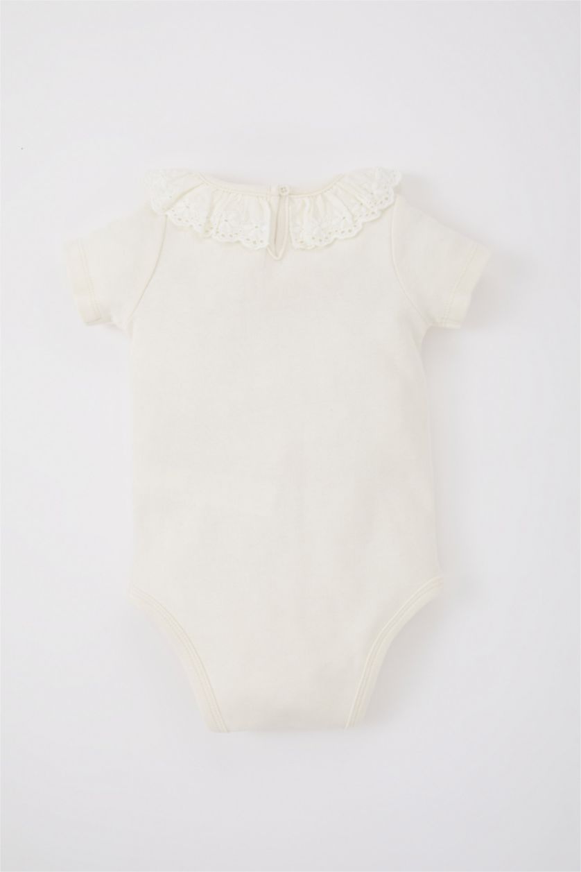 طفلة صغيرة بيج فاتح بودي سوت نص كم بياقة بالدانتيل