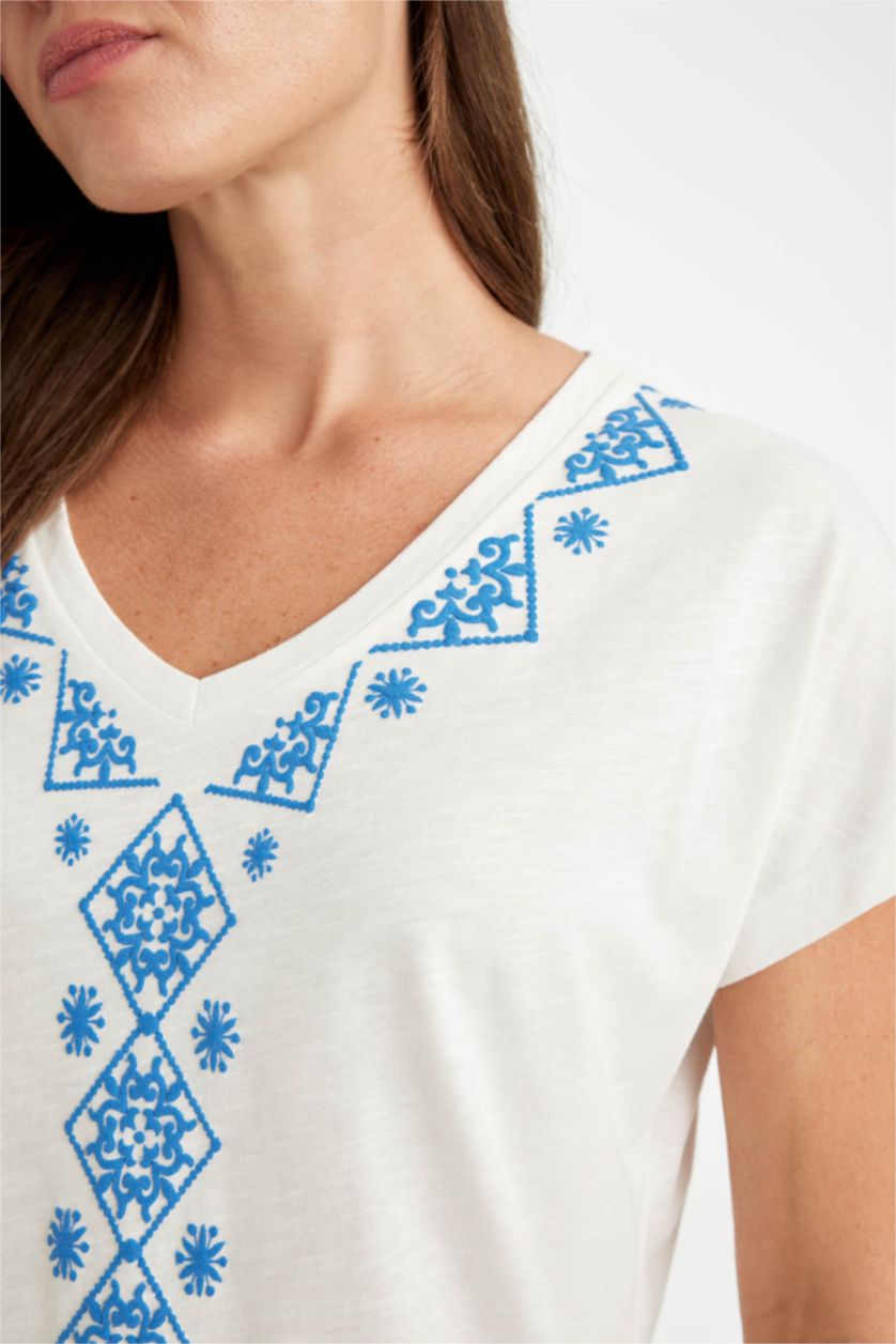 نساء بيج فاتح تيشيرت نص كم برقبة V