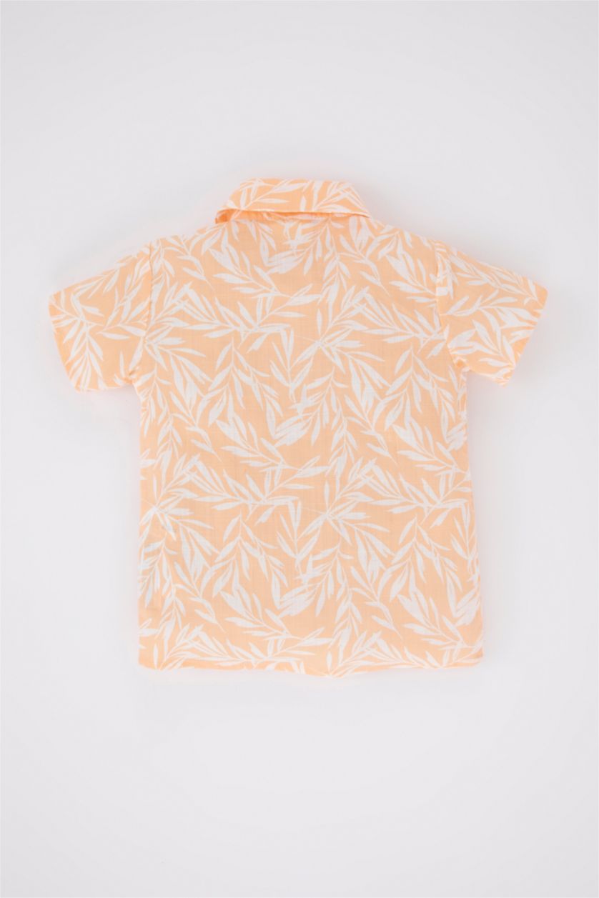 طفل صغير سيموني قميص بنمط استوائي بقصة عادية