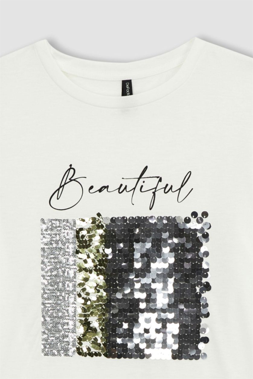 نساء بيج فاتح تيشيرت قطن قصة عادية برقبة مستديرة