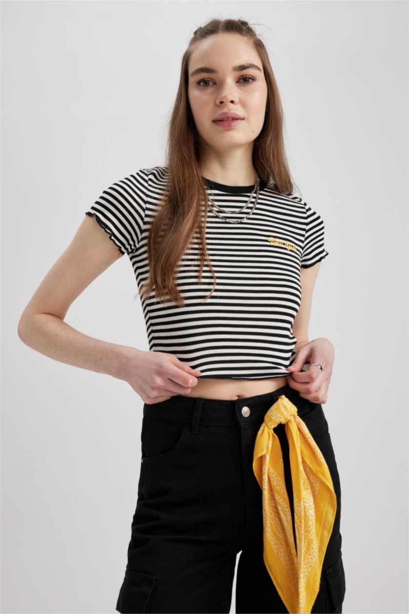 Kadın Siyah Fıtted Nakışlı Ribana Kısa Kollu Tişört