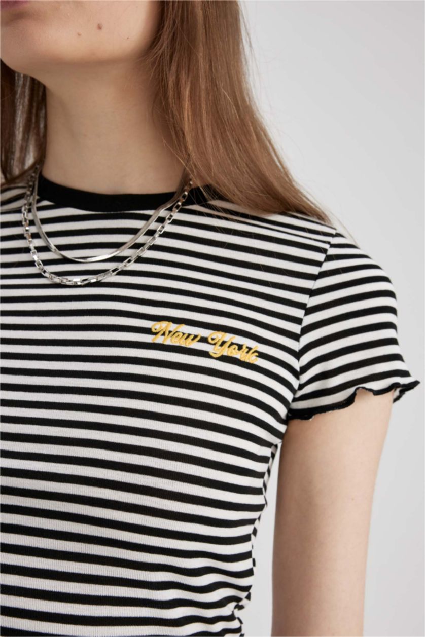 Kadın Siyah Fıtted Nakışlı Ribana Kısa Kollu Tişört