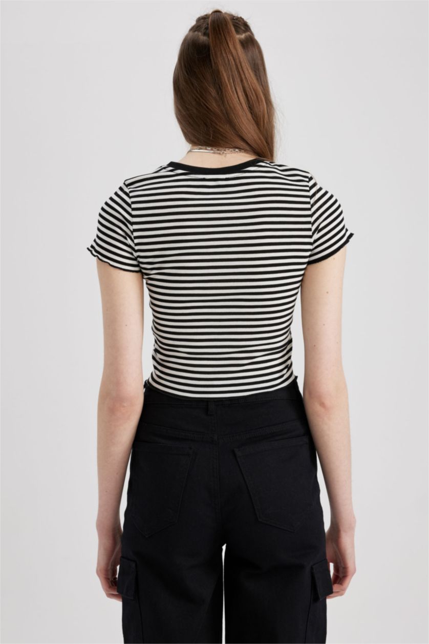 Kadın Siyah Fıtted Nakışlı Ribana Kısa Kollu Tişört