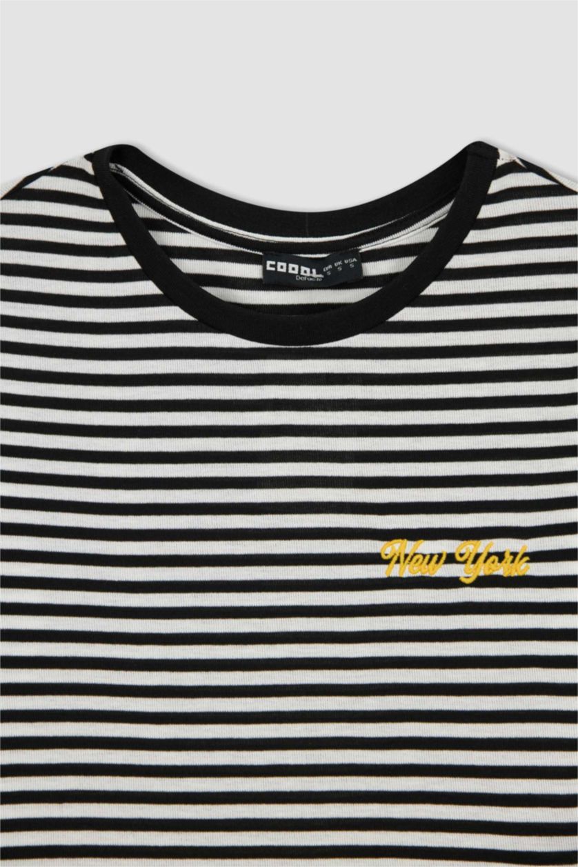 Kadın Siyah Fıtted Nakışlı Ribana Kısa Kollu Tişört